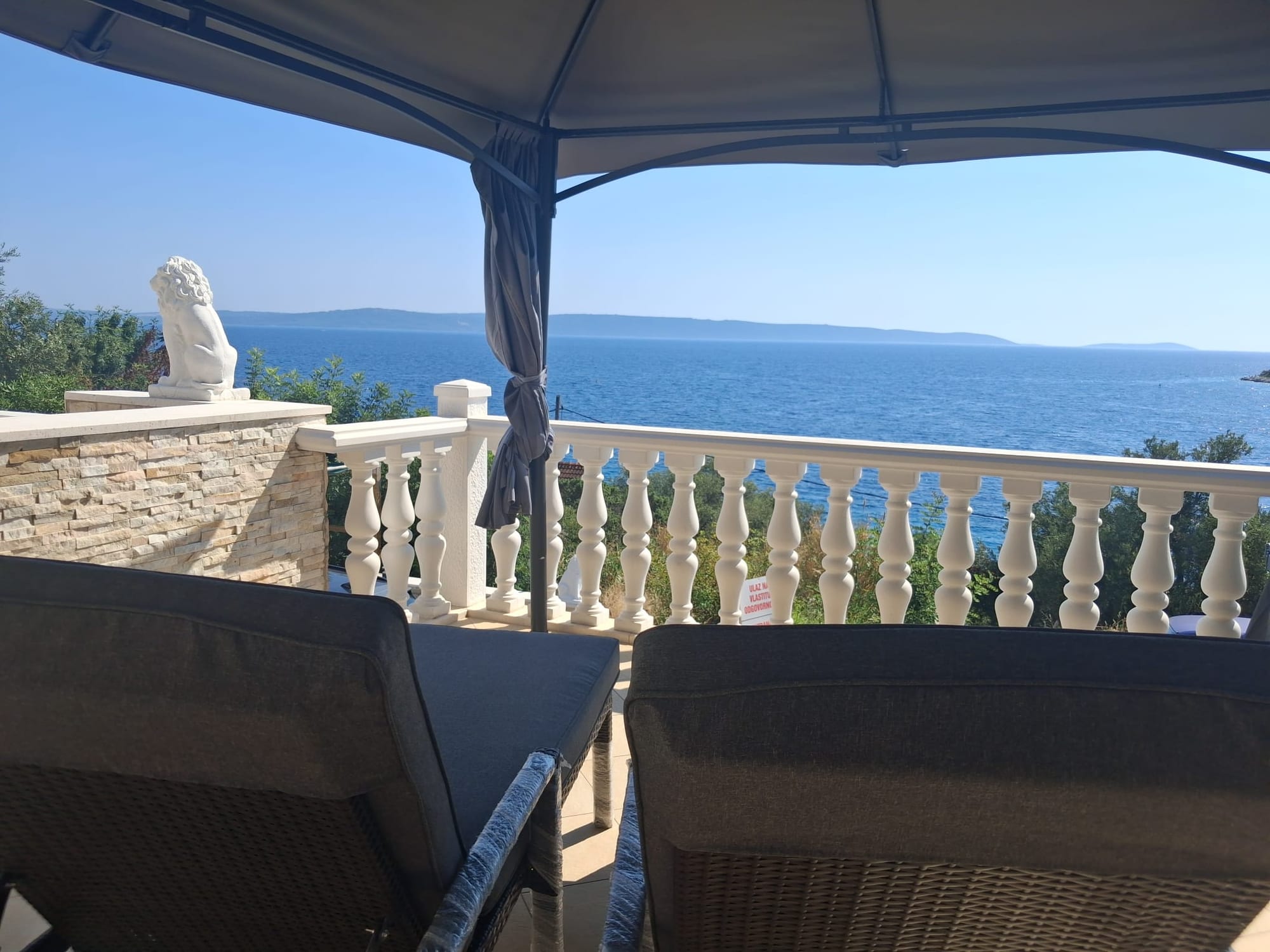 Blick auf die Adria bei Okrug Gornji